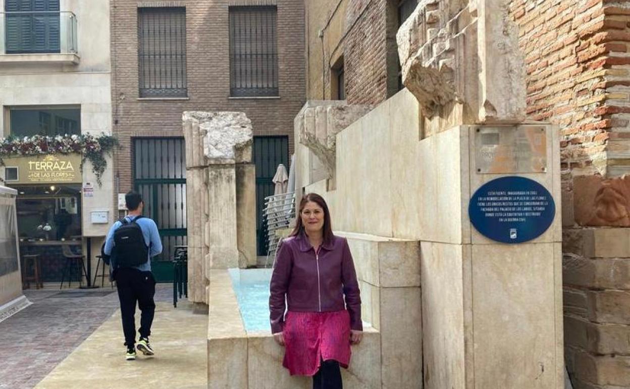 Noelia Losada, junto a una nueva placa de 'Málaga hace historia' en la fuente de la plaza de Las Flores.