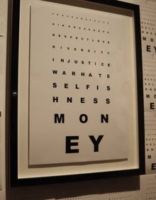 Imagen secundaria 2 - Evelyne Rigaud explica las tres salas de su exposición 'Capítulo1'. 