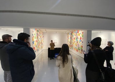 Imagen secundaria 1 - Evelyne Rigaud explica las tres salas de su exposición 'Capítulo1'. 