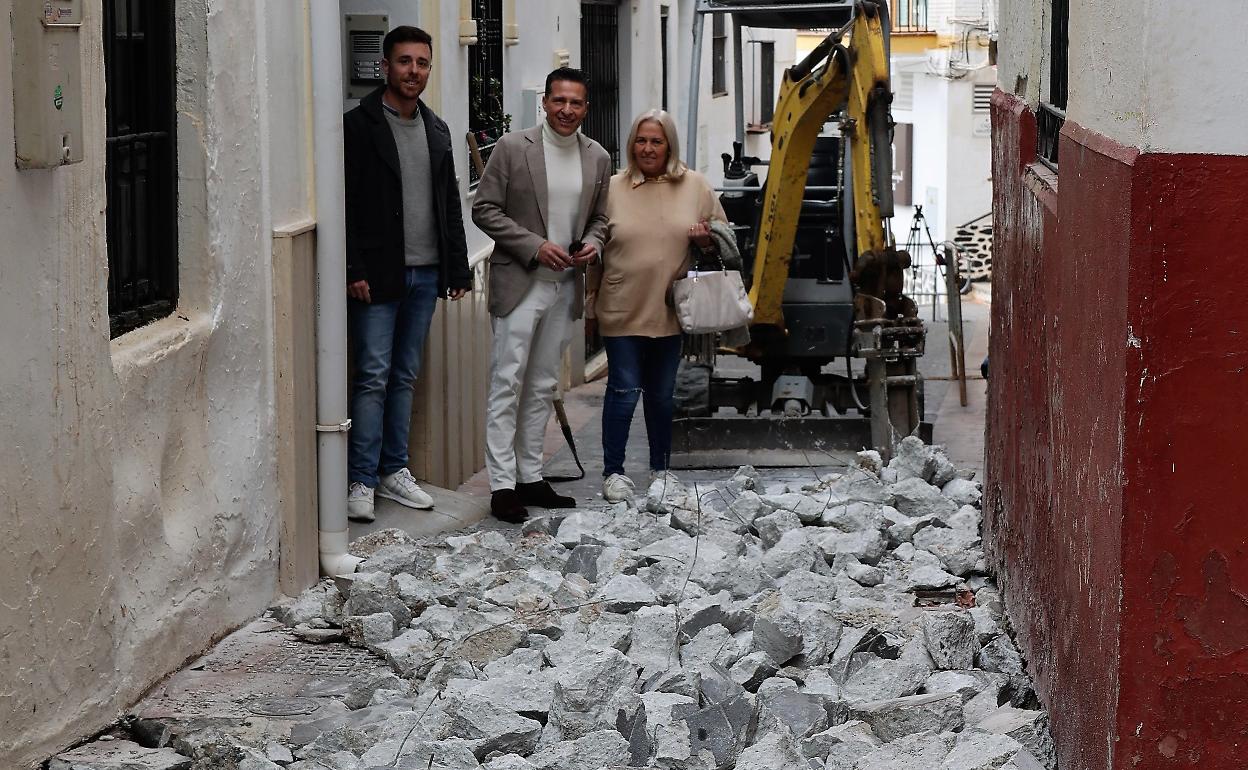 José Manuel Fernández, Óscar Medina y Ana Pérez, este miércoles en la calle en obras. 