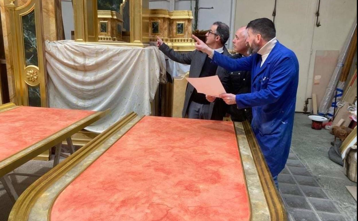 Supervisan la creación de un retablo para la Iglesia de Santa Ana
