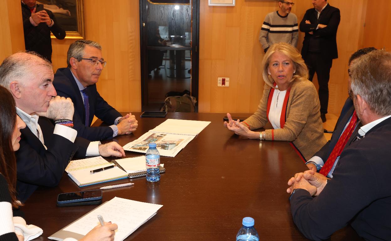 La reunión de este jueves entre Francisco Salado y Ángeles Muñoz. 