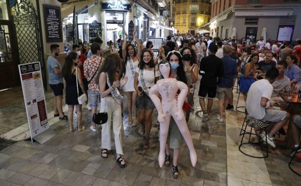 Las despedidas de soltero no podrán llevar muñecas inflables ni cualquier otro material en forma de genitales o de carácter sexual por las calles de Málaga, tal y como se ha aprobado hoy. 