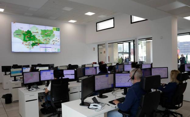Imagen principal - Málaga ya cuenta con un servicio regional del 112: un 60% más de puestos y atención en seis idiomas