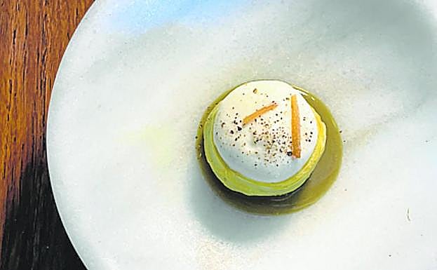L de Palodú, con crema de payoyo y limón encurtido.