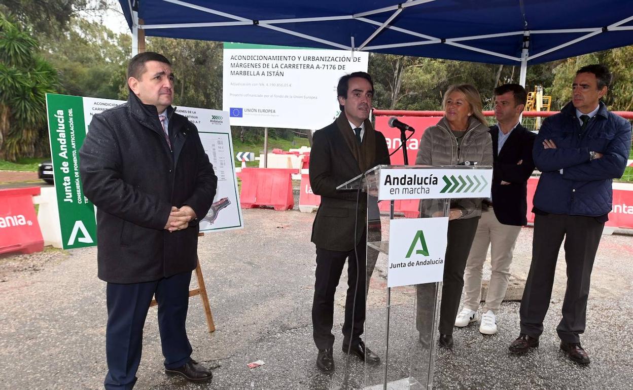 El jefe de servicio de Carreteras, Antonio Jesús Nieto, el viceconsejero de Fomento, Articulación del Territorio y Vivienda, Mario Muñoz-Atanet, la alcaldesa de Marbella, Ángeles Muñoz, el concejal de Obras, Diego López, y el director general de Infraestructuras Viarias de la Junta de Andalucía, Enrique Catalina. 