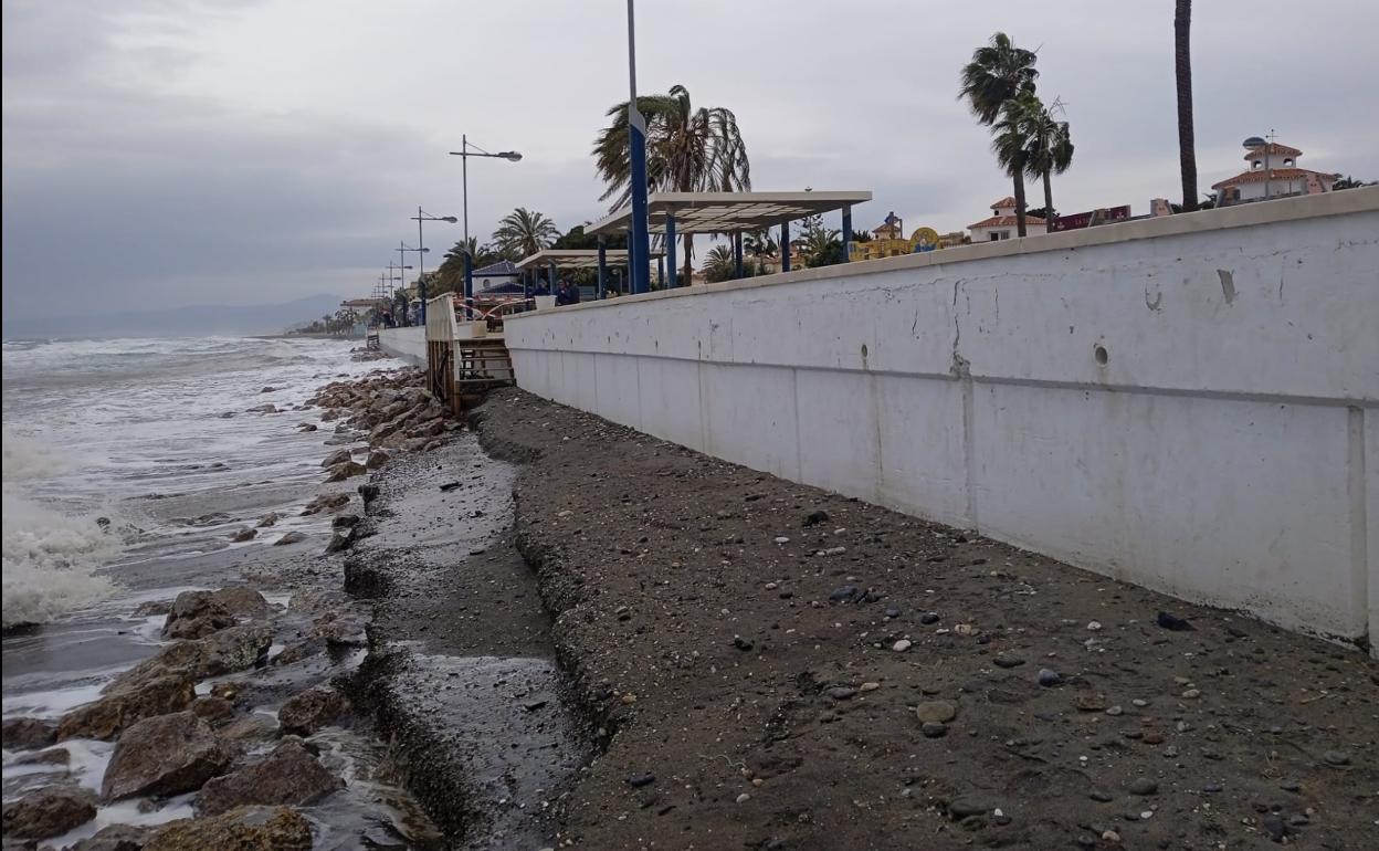 Daños provocados por el temporal en la playa de Ferrara, en Torrox. 