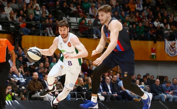 Brizuela se escapa de Jokubaitis. 