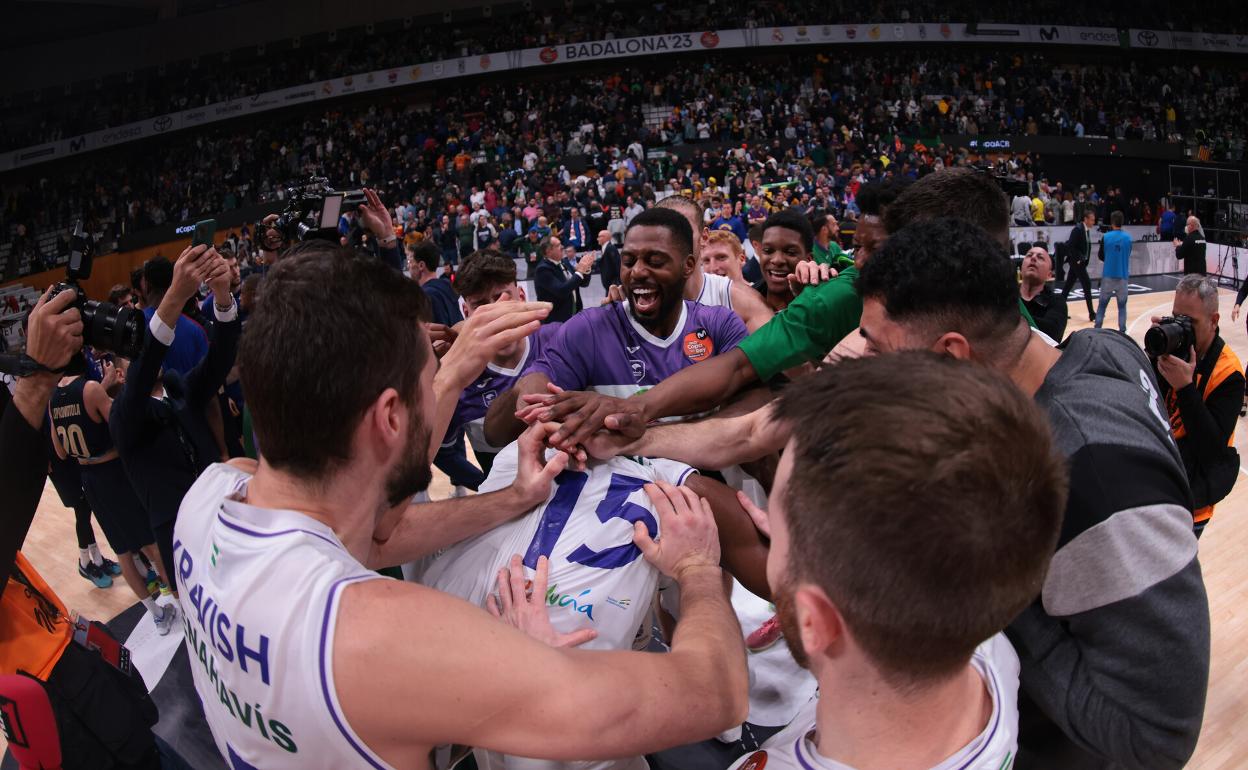 Los jugadores del Unicaja celebran la victoria contra el Barcelona. 