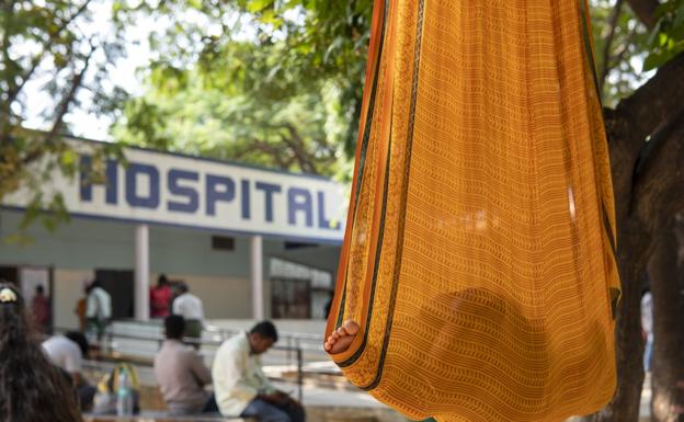 Bebé en la entrada de un hospital construido por la fundación.