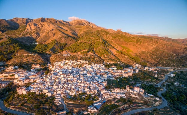 Imagen principal - Arriba, vista aérea de Canillas de Aceituno en la actualidad, y debajo dos fotos históricas de la localidad. 