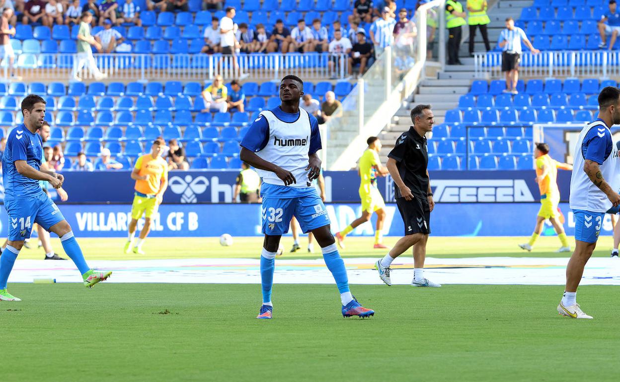 Moussa Diarra calienta instantes antes de debutar con el Málaga en la competición liguera. 