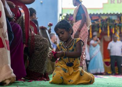 Imagen secundaria 1 - Arriba, hermanos en Anantapur. Abajo, a la izquierda, una niña en una fiesta que se realizó en agradecimiento a la fundación. A la derecha, Christian con Yuvarani en su última visita a Anantapur.