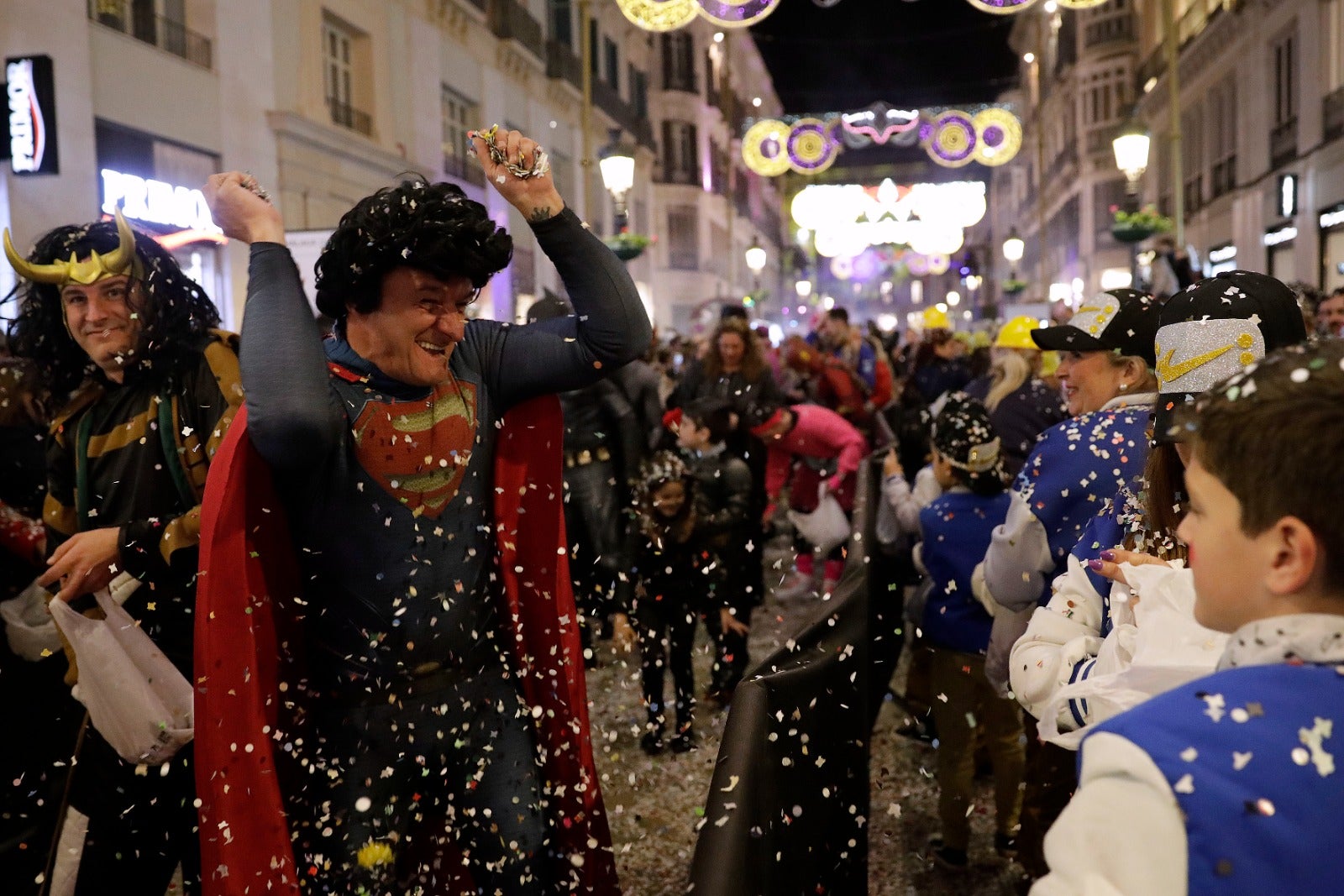 La calle Larios se llena de confeti y alegría desbordante