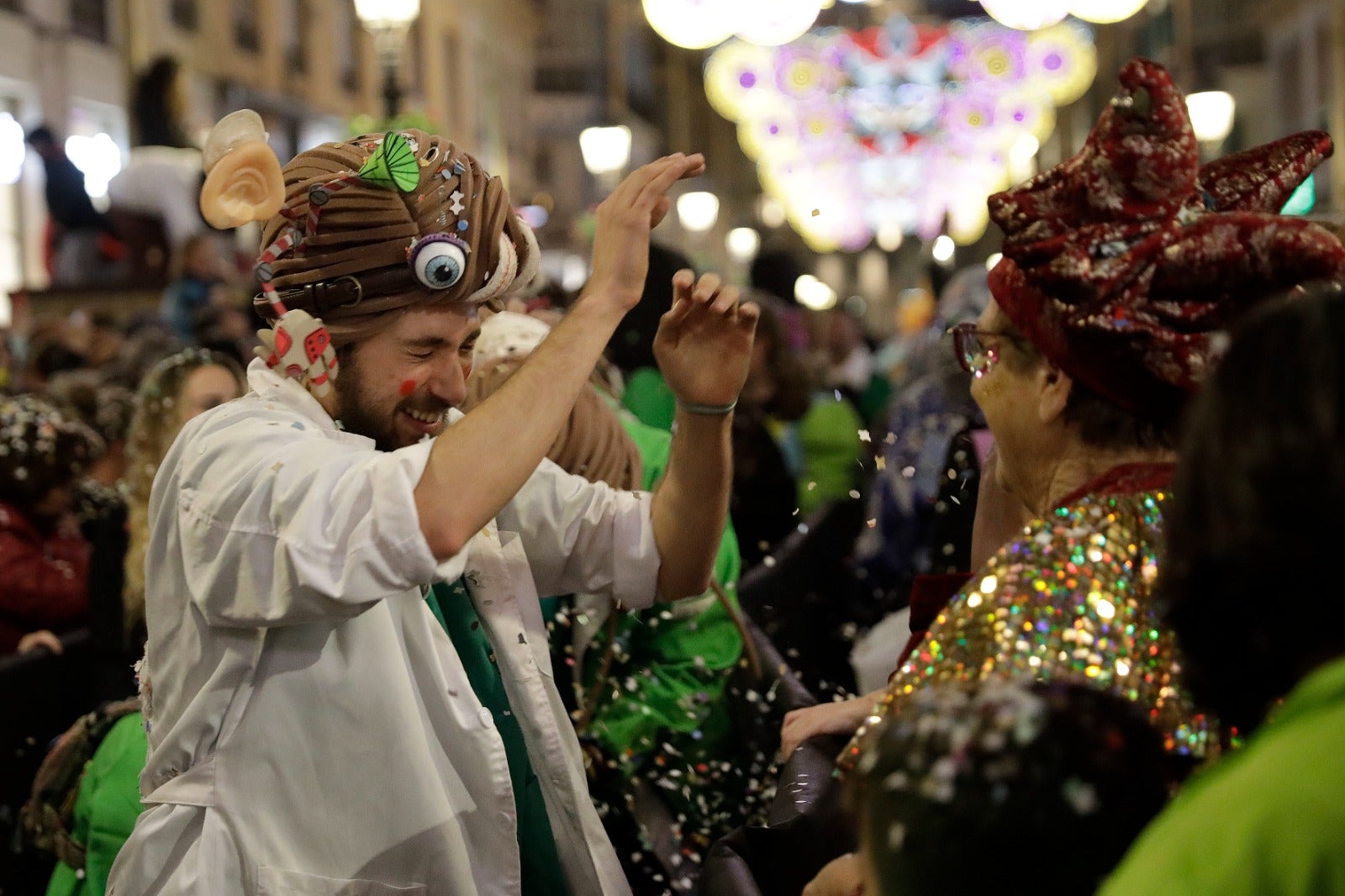 La calle Larios se llena de confeti y alegría desbordante