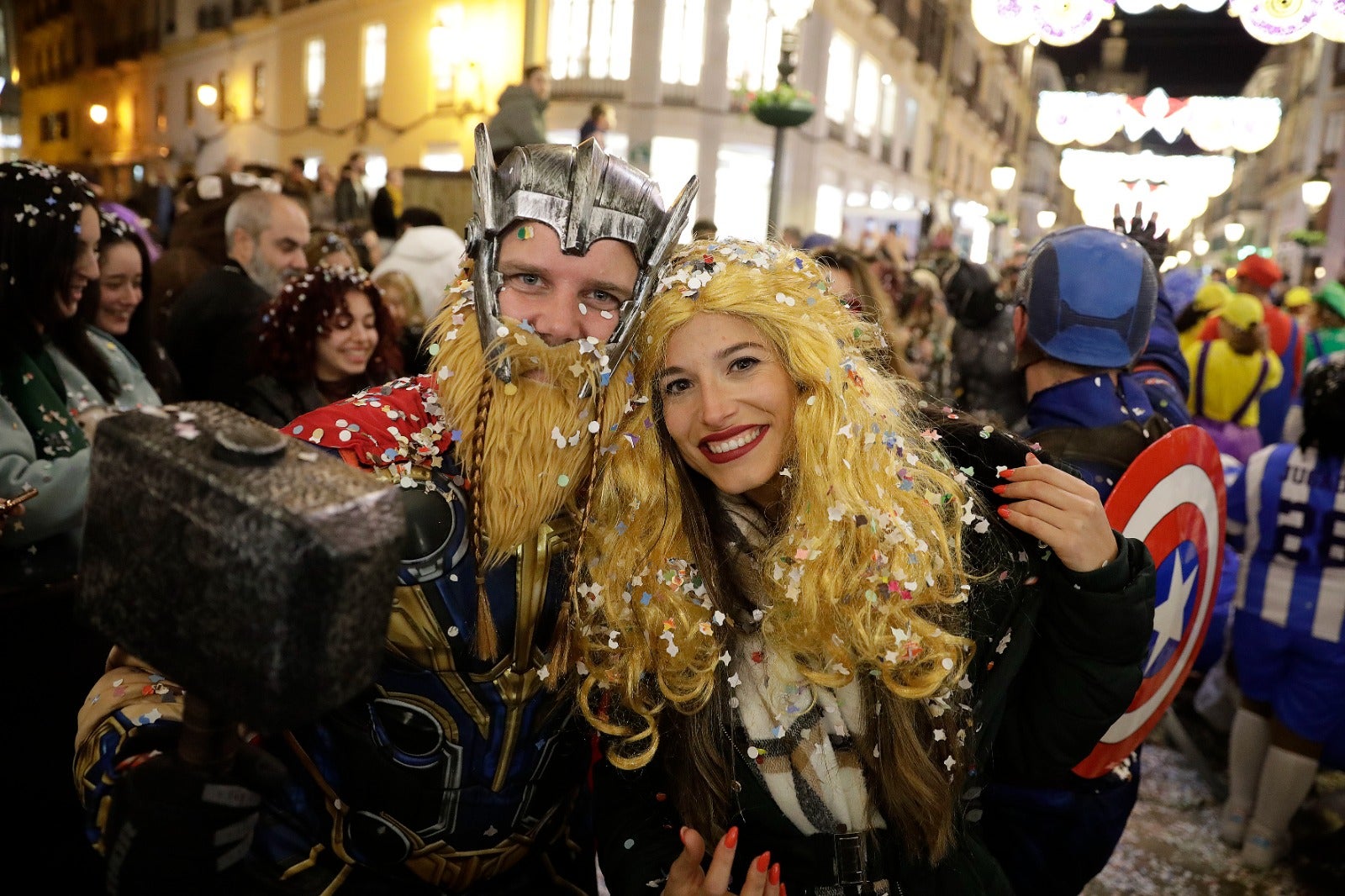 La calle Larios se llena de confeti y alegría desbordante