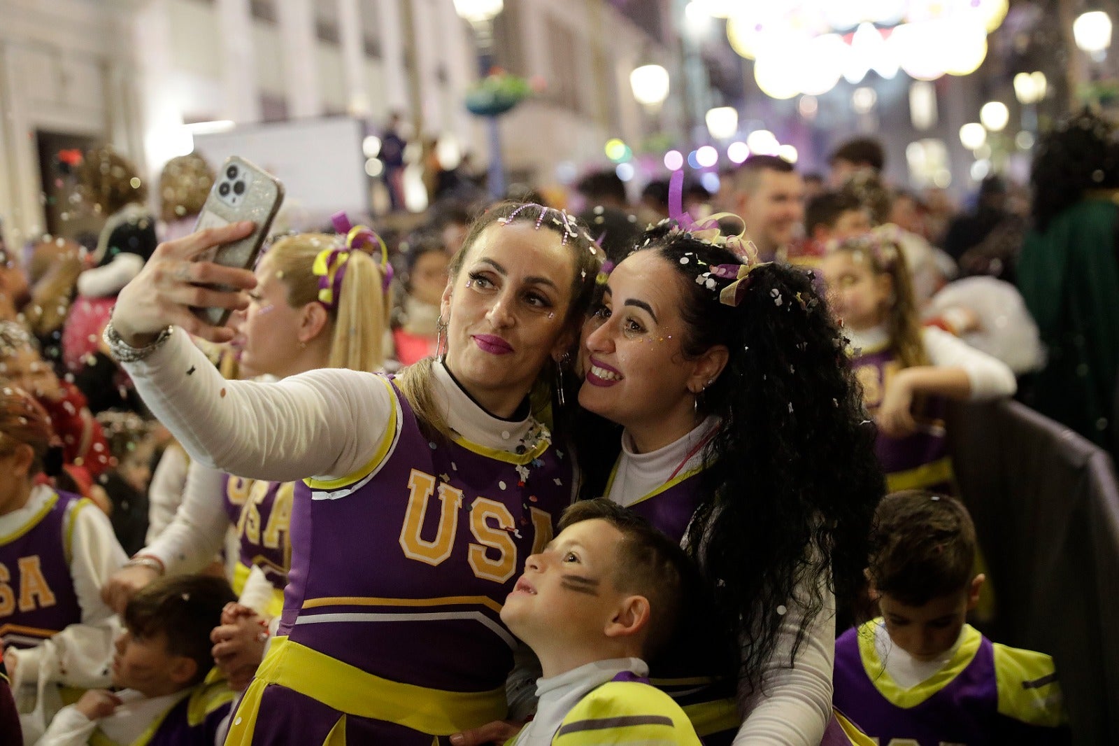 La calle Larios se llena de confeti y alegría desbordante
