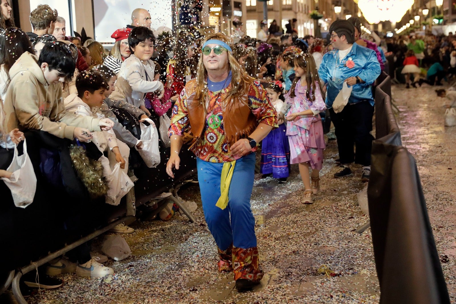 La calle Larios se llena de confeti y alegría desbordante