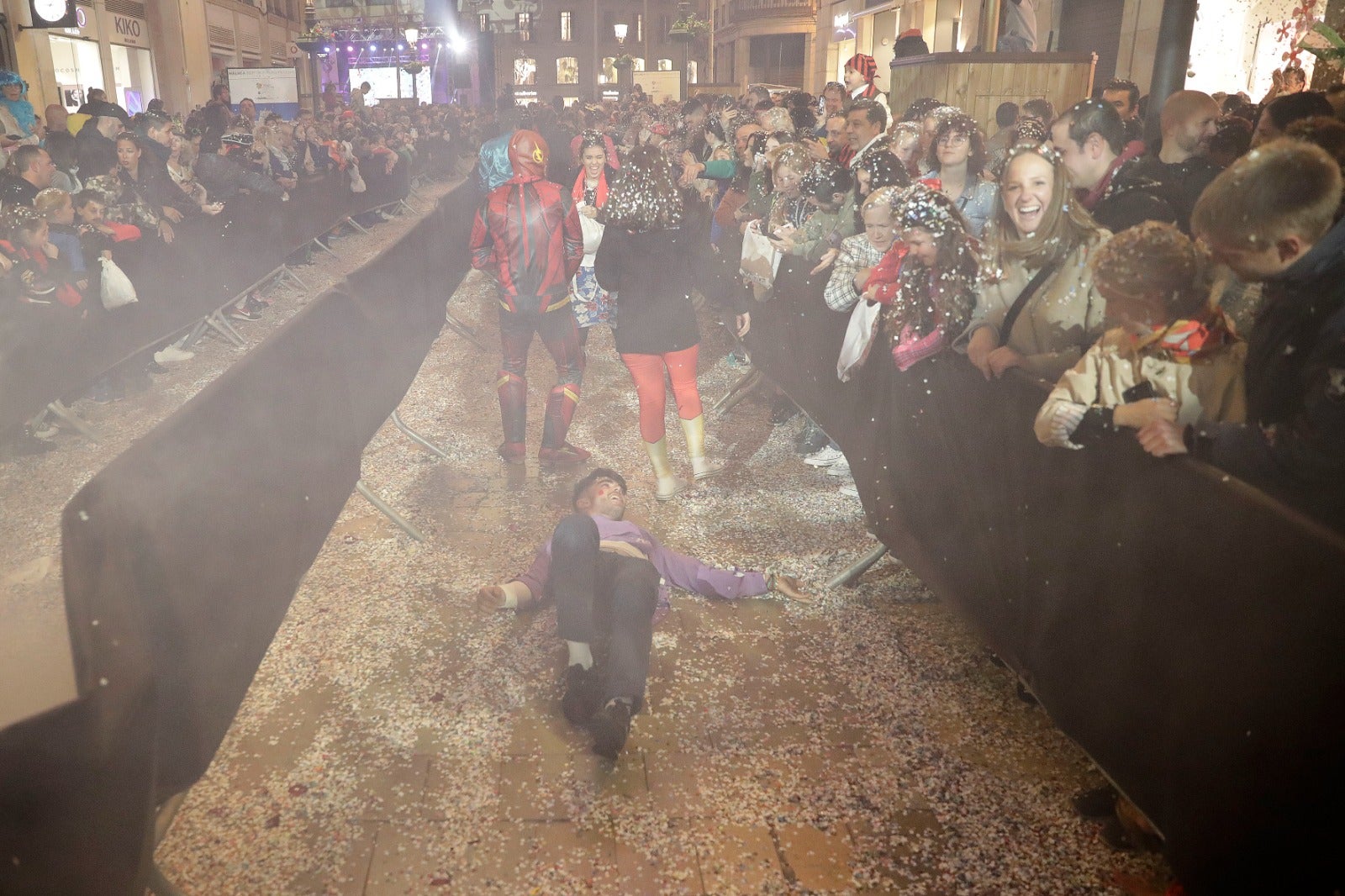 La calle Larios se llena de confeti y alegría desbordante