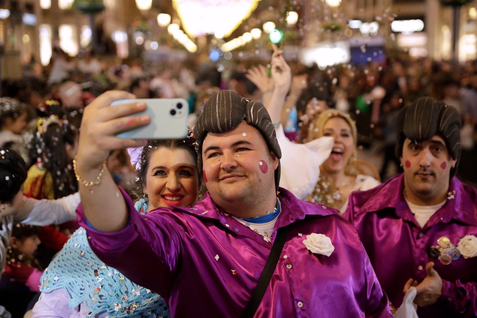 La calle Larios se llena de confeti y alegría desbordante