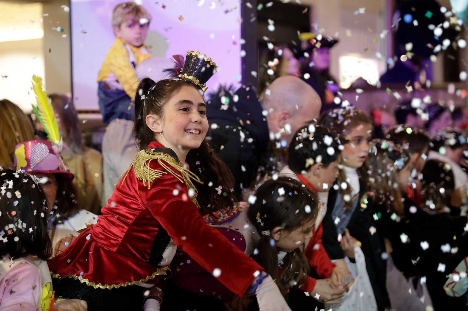 La calle Larios se llena de confeti y alegría desbordante