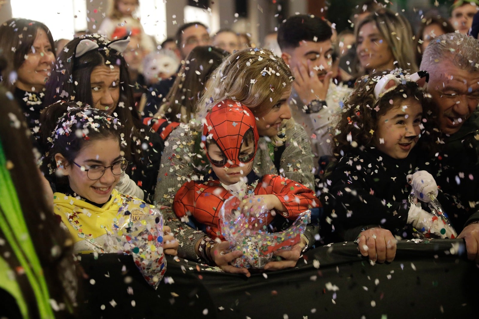 La calle Larios se llena de confeti y alegría desbordante