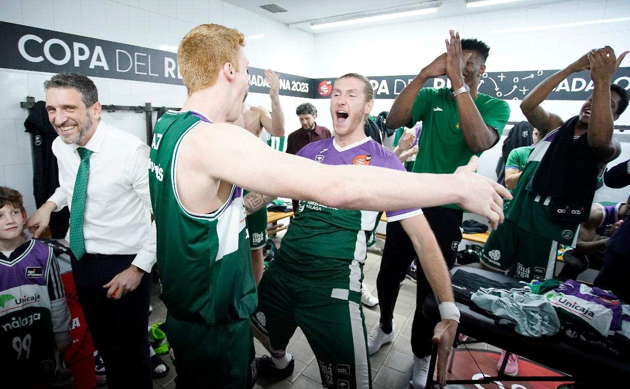 Kalinoski celebra un triple ante la alegría de sus compañeros. 