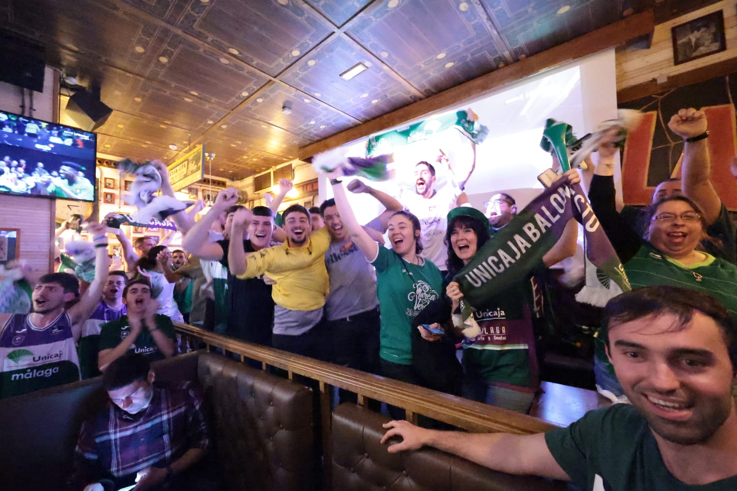 Más de 300 aficionados se reunieron en Le Grand Café para vivir el partido