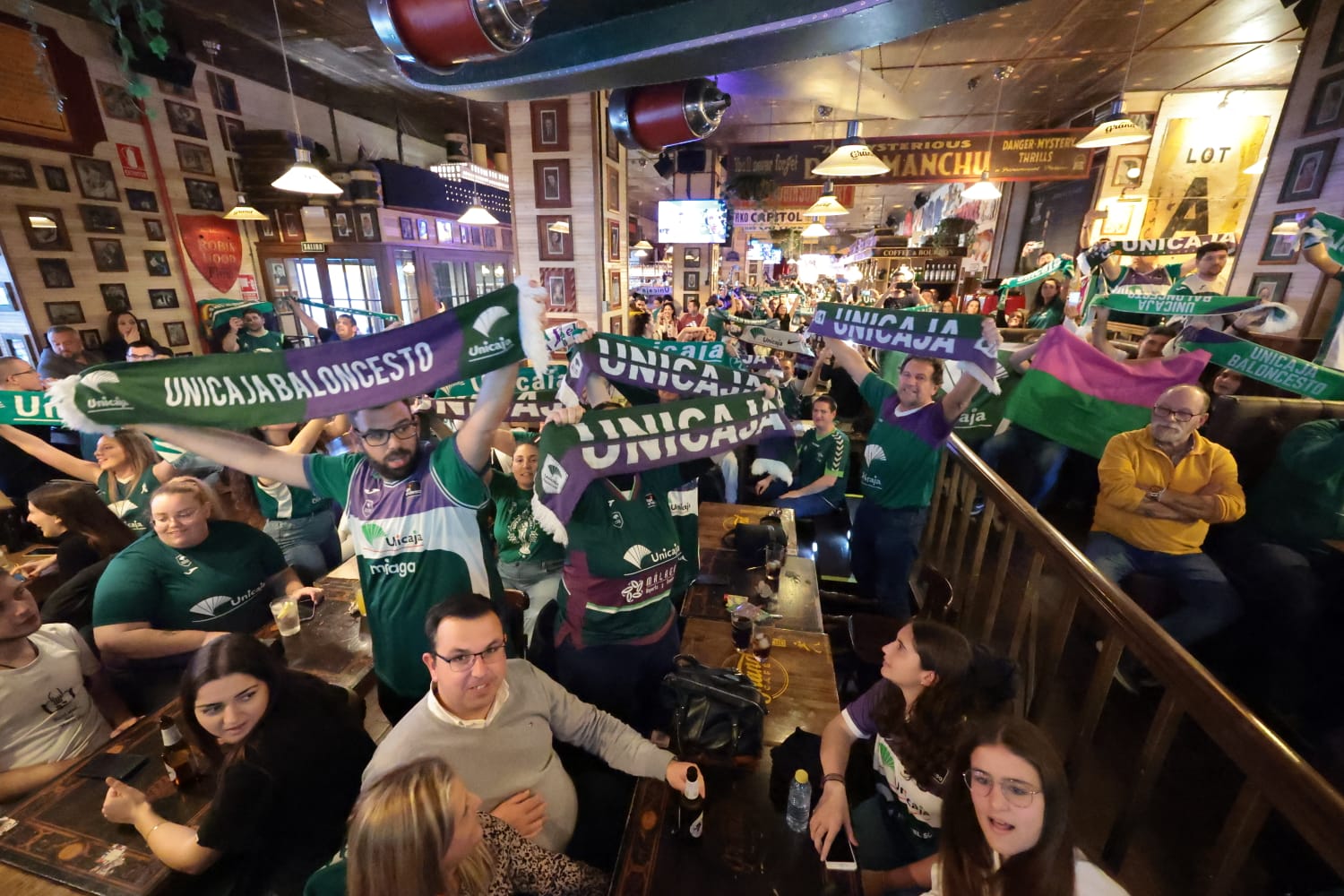 Más de 300 aficionados se reunieron en Le Grand Café para vivir el partido