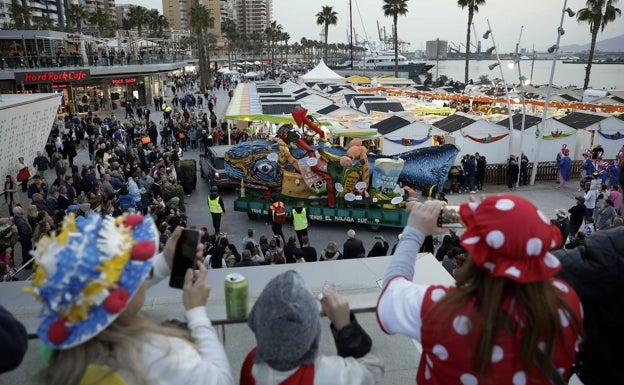 El desfile acompañó al boquerón desde calle Larios hasta llegar a La Malagueta, en el Palmeral les esperaba mucho público. 
