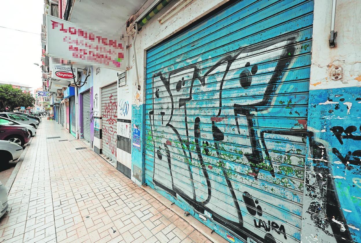 Los barrios están llenos de locales comerciales cerrados a cal y canto. salvador salas