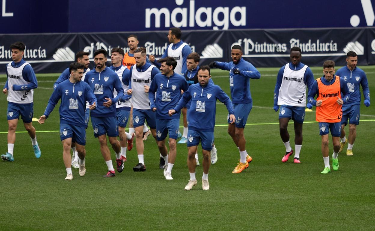 Jugadores del Málaga en un entrenamiento de esta semana.