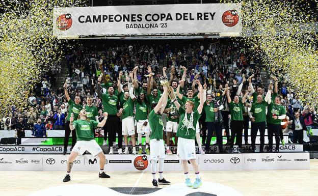 Los jugadores del Unicaja celebran la victoria al final del partido.