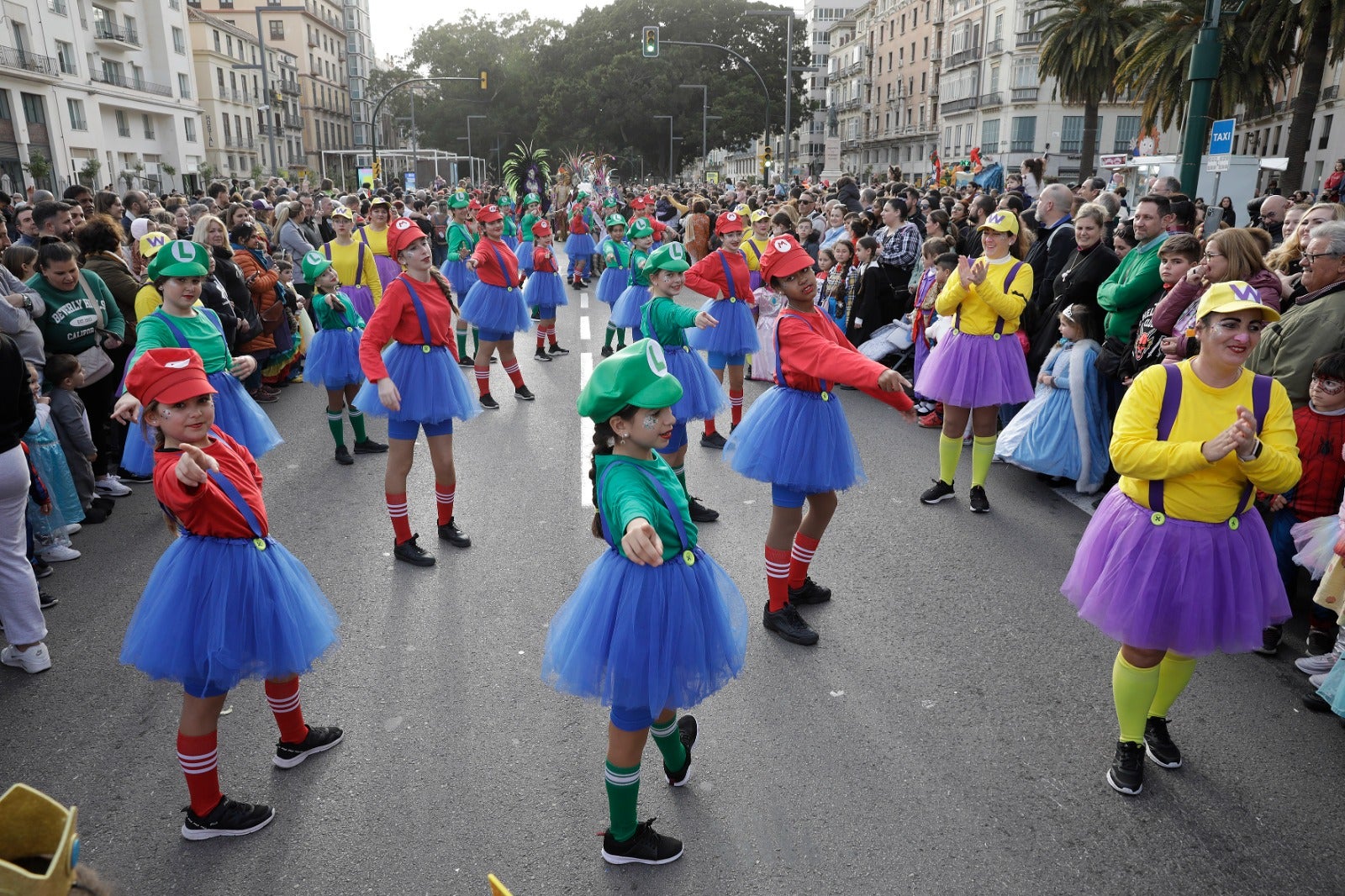 Un año más, la tradición continúa en la despedida de esta fiesta de la ciudad entre miles de personas esperando la famosa hoguera en la playa