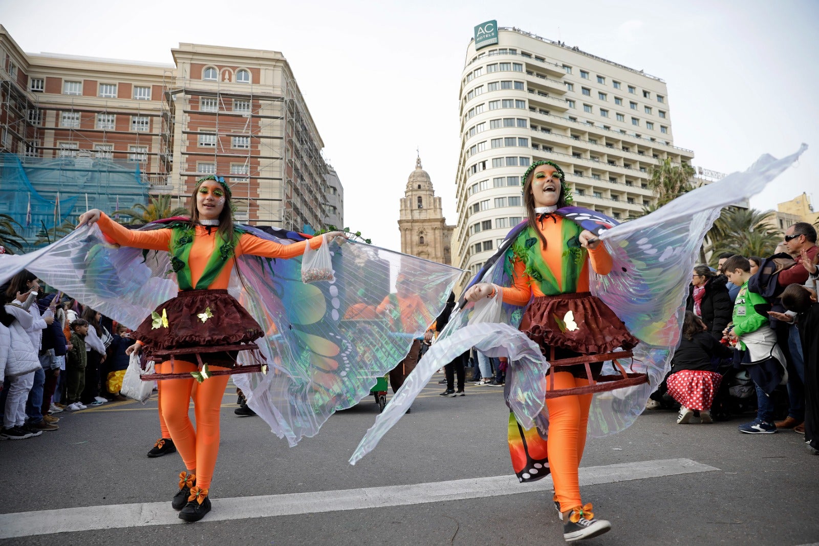 Un año más, la tradición continúa en la despedida de esta fiesta de la ciudad entre miles de personas esperando la famosa hoguera en la playa