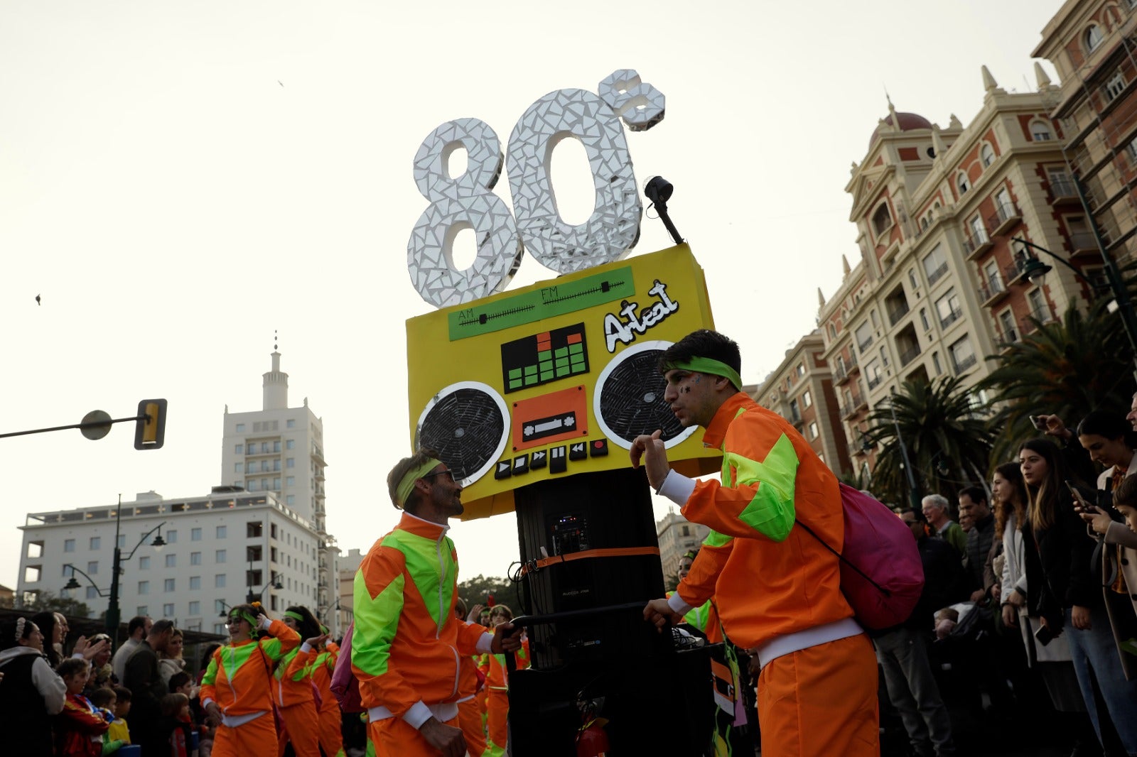Un año más, la tradición continúa en la despedida de esta fiesta de la ciudad entre miles de personas esperando la famosa hoguera en la playa