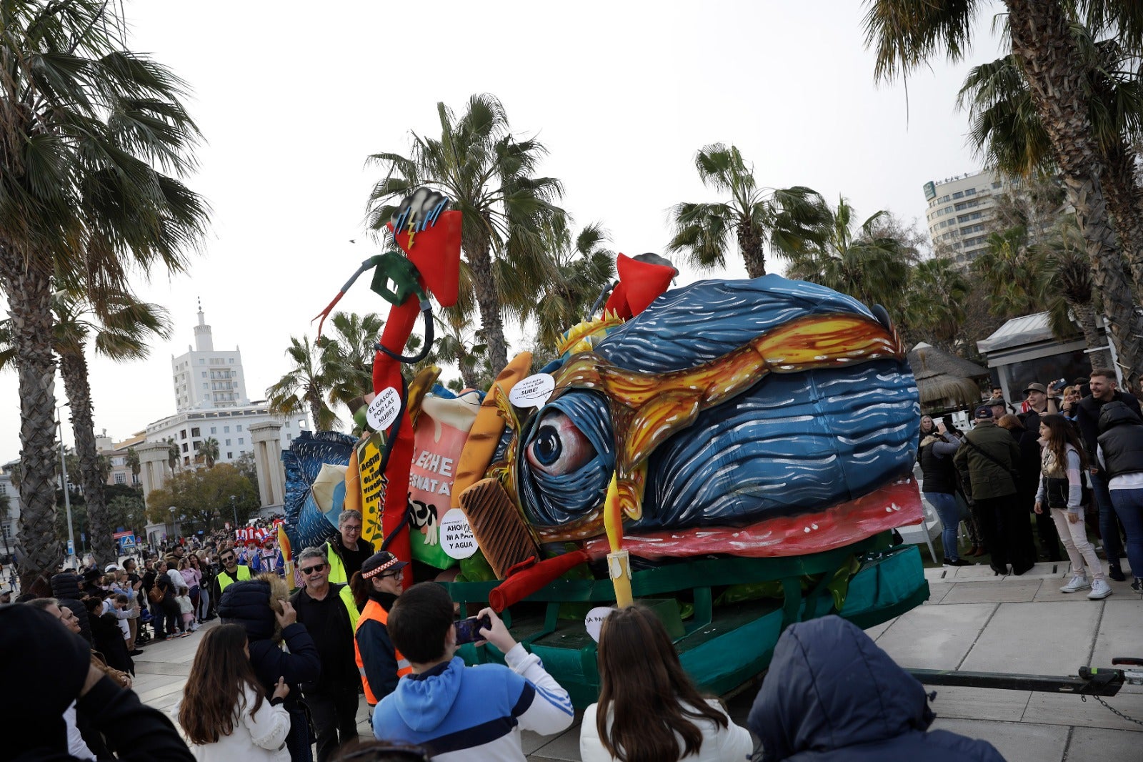 Un año más, la tradición continúa en la despedida de esta fiesta de la ciudad entre miles de personas esperando la famosa hoguera en la playa
