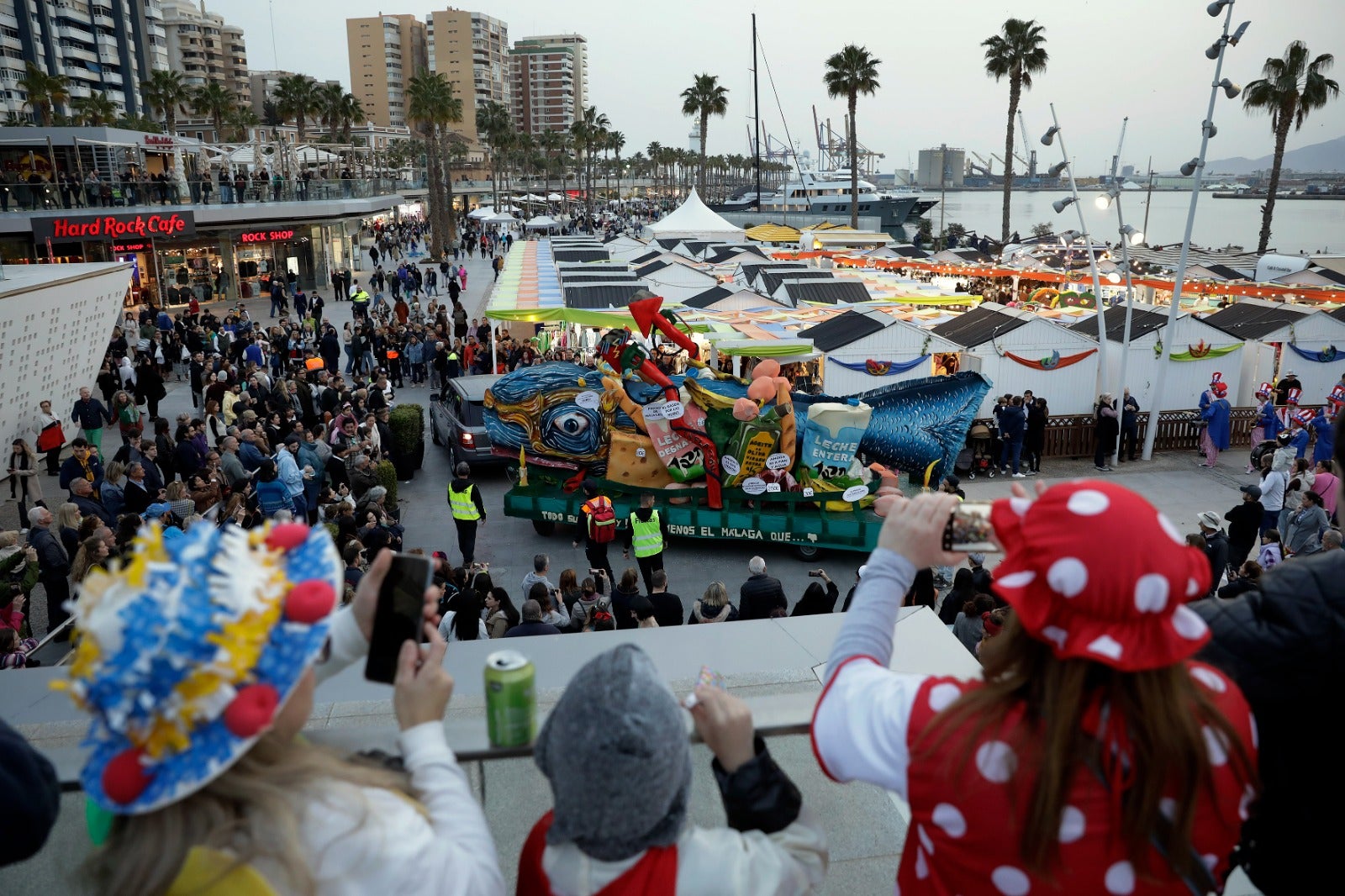Un año más, la tradición continúa en la despedida de esta fiesta de la ciudad entre miles de personas esperando la famosa hoguera en la playa