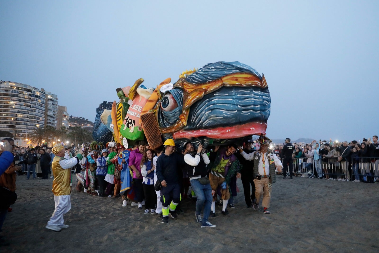 Un año más, la tradición continúa en la despedida de esta fiesta de la ciudad entre miles de personas esperando la famosa hoguera en la playa