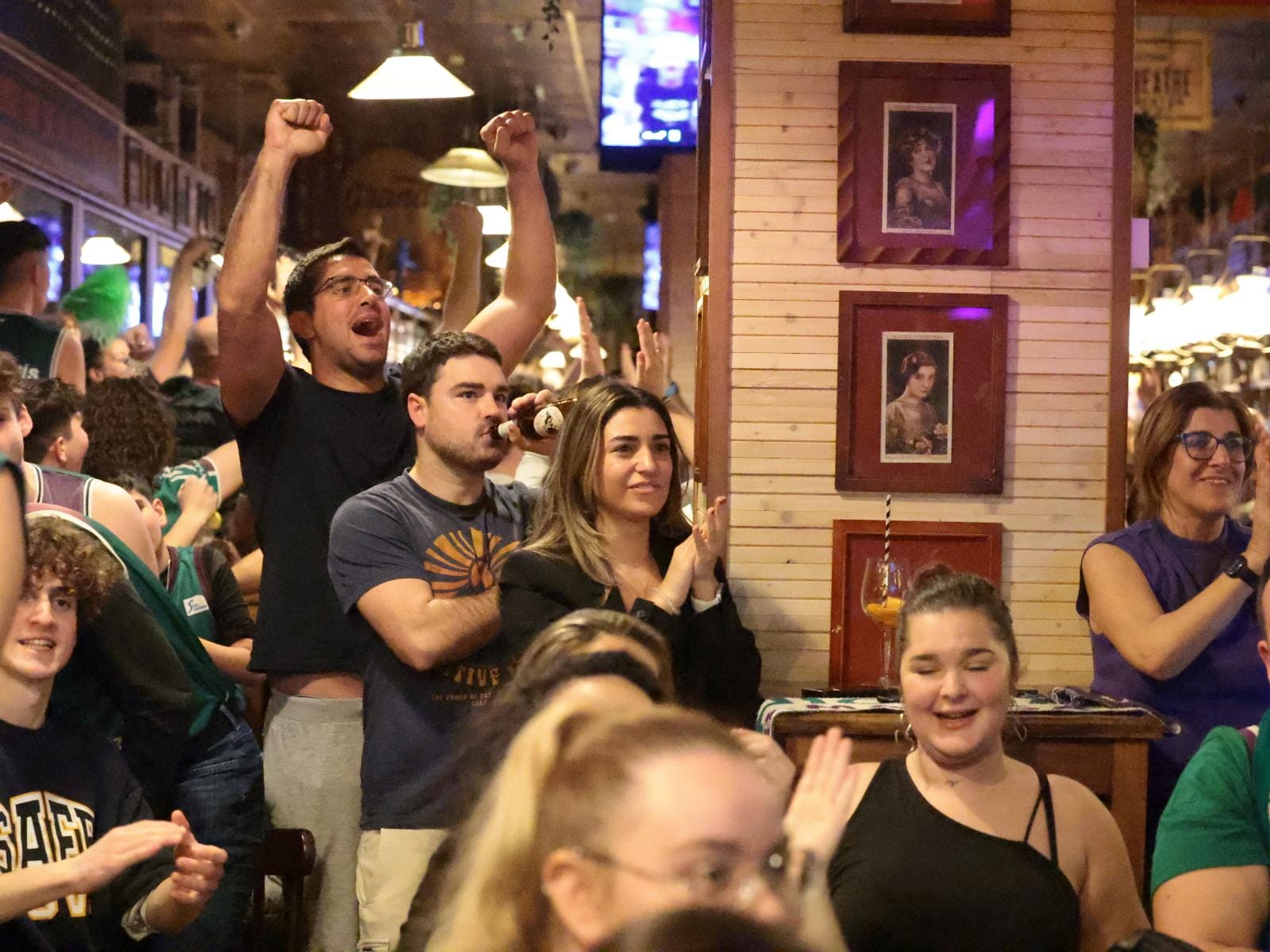 Más de 300 aficionados se reunieron en Le Grand Café para vivir el partido