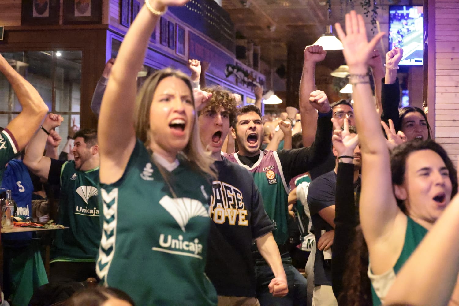 Más de 300 aficionados se reunieron en Le Grand Café para vivir el partido