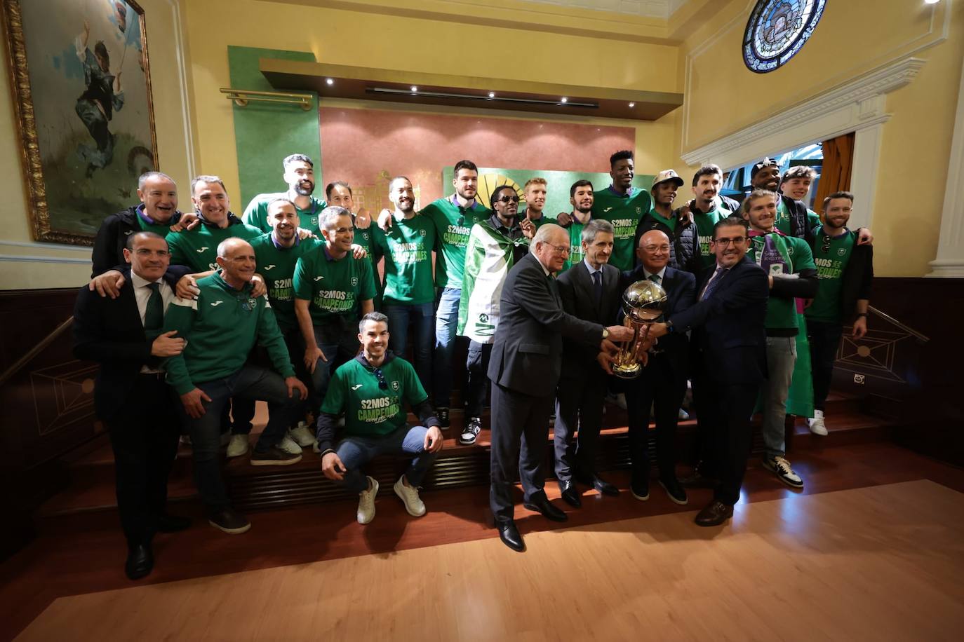 La primera parada de las celebraciones fue en la sede de Unicaja en la plaza de la Marina 