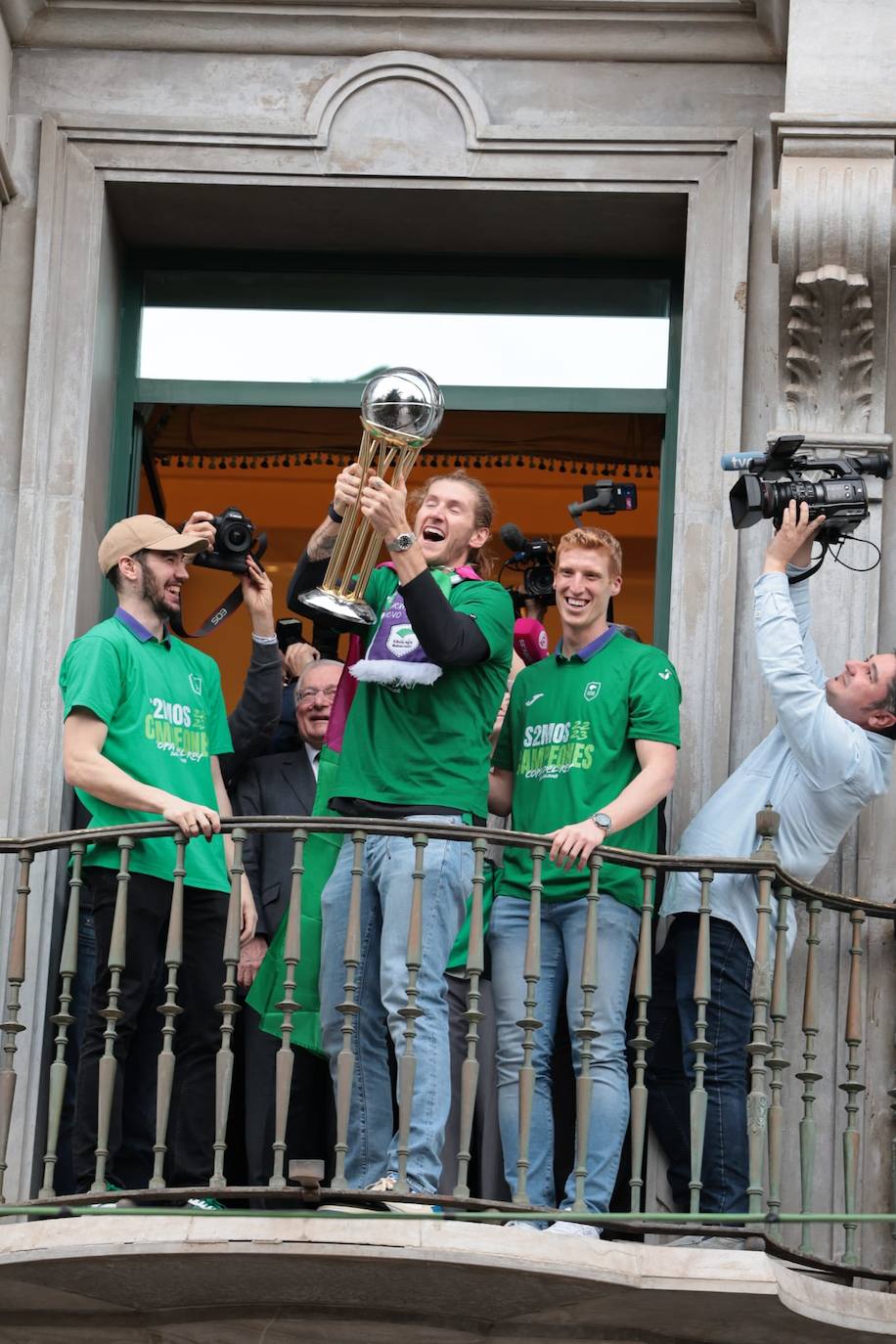 La primera parada de las celebraciones fue en la sede de Unicaja en la plaza de la Marina 