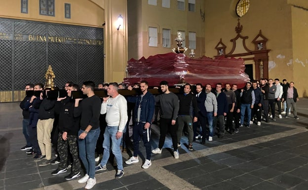 Los portadores, llevando el trono en la plaza Fray Alonso de Santo Tomás tras salir de Santo Domingo. 