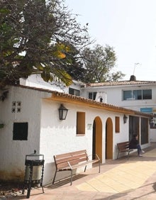 Imagen secundaria 2 - El consultorio de Nueva Andalucía y su parcela anexa, el espacio sociocultural de la iglesia y la Tenencia de Alcaldía y son de titularidad municipal. 