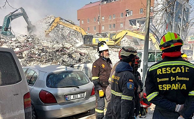 Imagen principal - Raggio, durante algunos momentos en Turquía (arriba y abajo a la derecha), y recibido en el Ayuntamiento de Benalmádena este lunes, por el alcalde, Víctor Navas. 