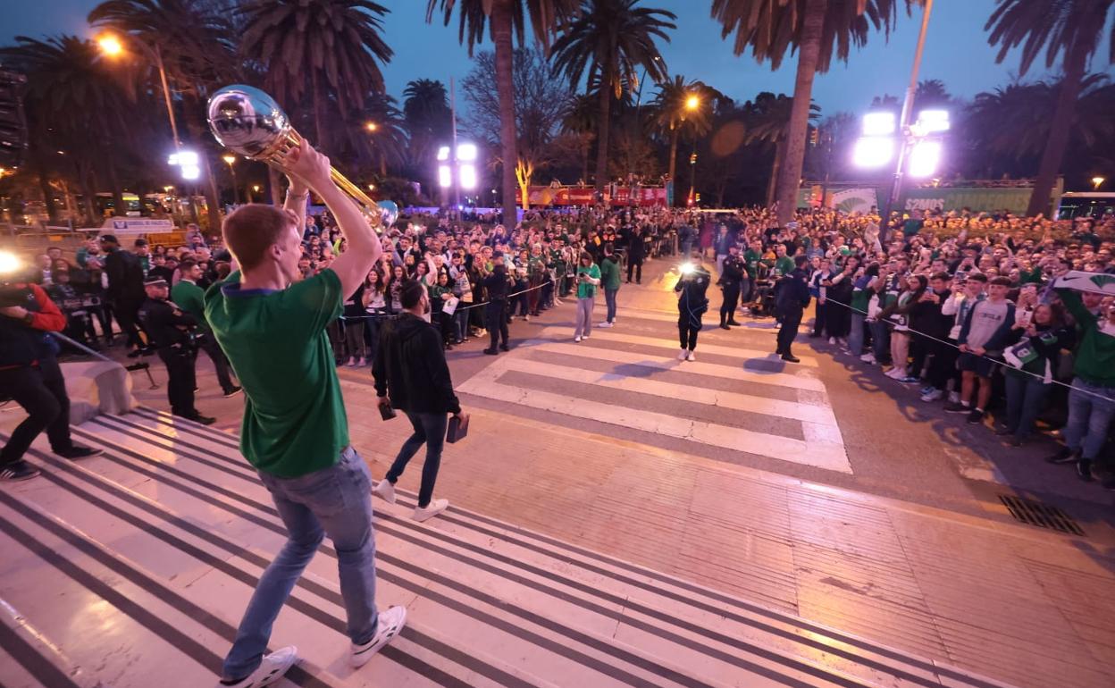 Alberto Díaz baja las escaleras del Ayuntamiento durante la celebración por el título de la Copa del Rey. 