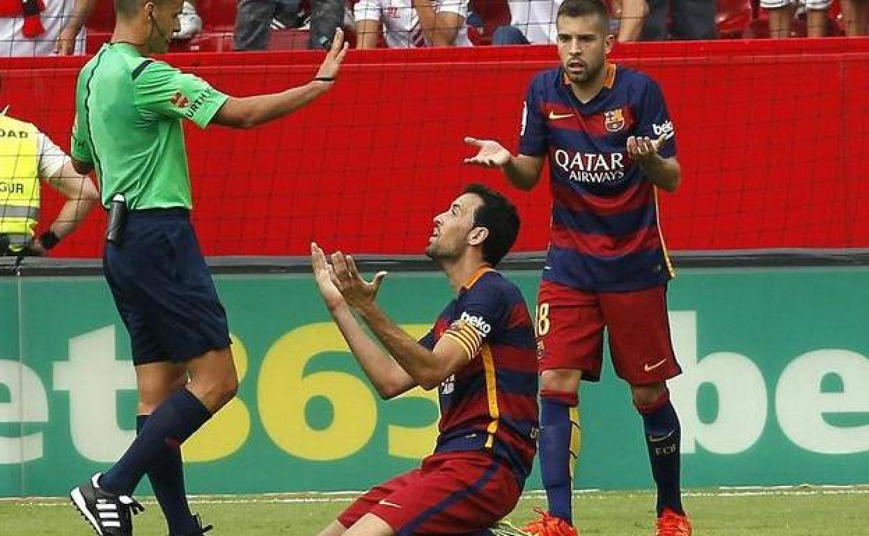 El jugador del Barça Sergio Busquets protesta al árbitro durante un partido de la liga en octubre de 2015.