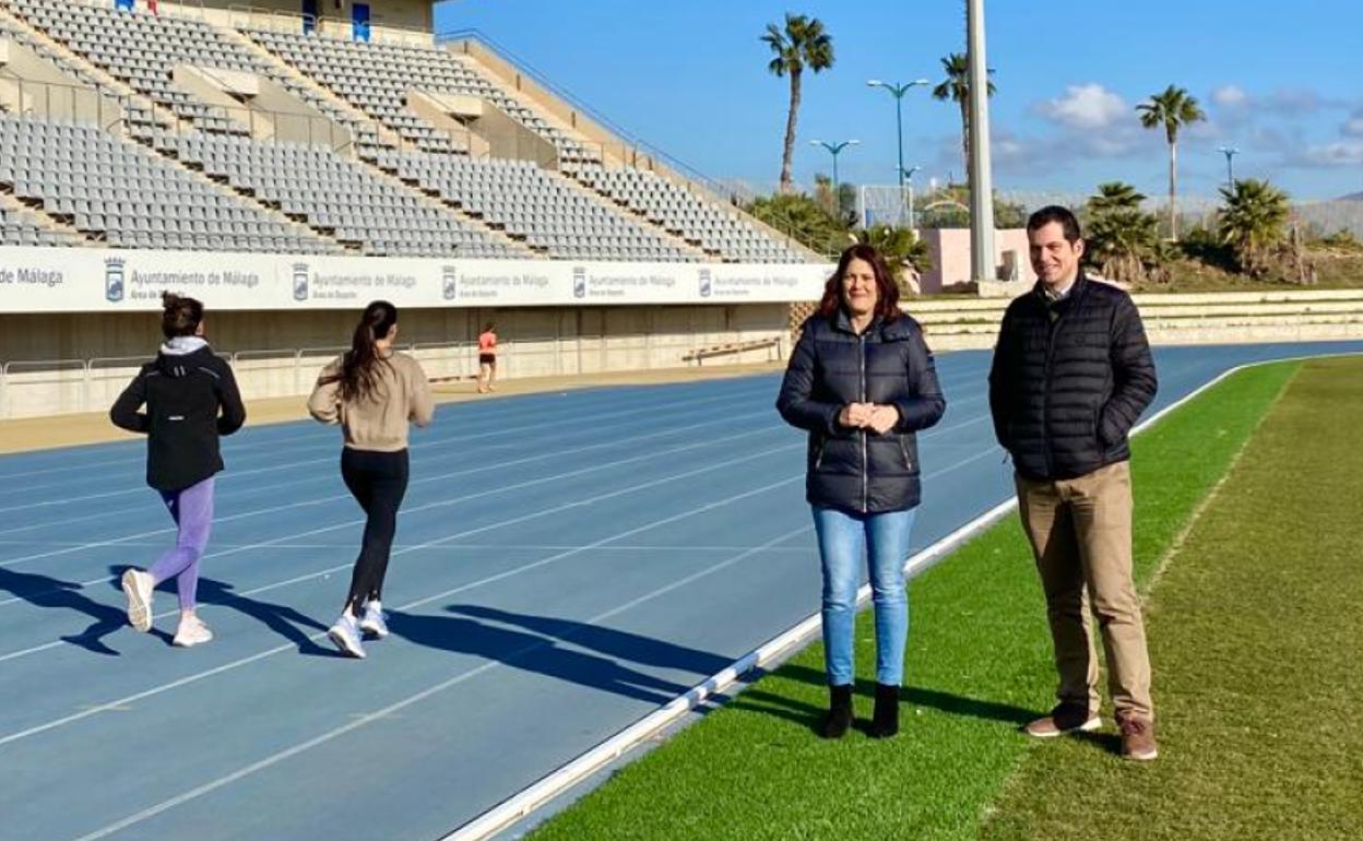 Noelia Losada y Alejandro Carballo, en el estadio de atletismo, con parte de las luminarias, que cambiarán, al fondo. p. R. Q.