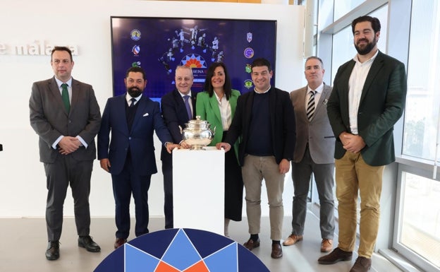 Gómez, Arrabal, Blázquez, Moreno, Ortega y Vivas, en la presentación del cartel y con el trofeo. 